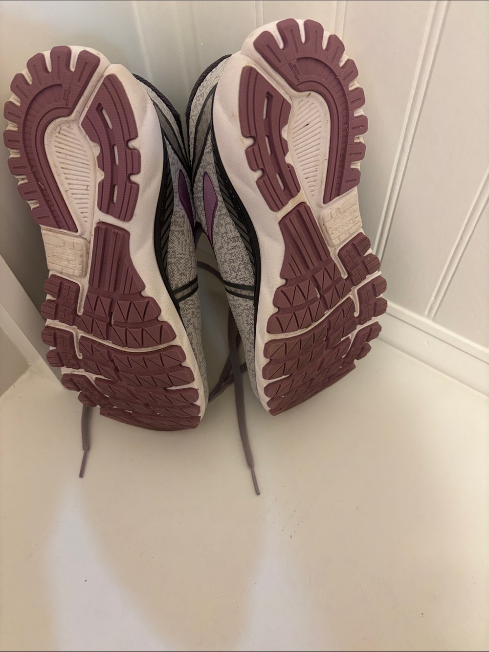 Brooks GTS XX Women’s Gray and Lavender Athletic Running Shoes - Picture 3 of 6